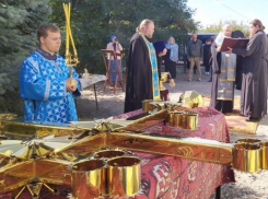 На Воскресенский храм подняли крест и купола 