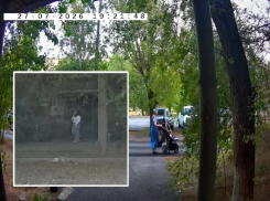 Ребенок упал головой на асфальт: в Волжском самокатчица сбила коляску с годовалой девочкой