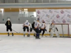 «Атлас» порвал «Родину»: команда из Волжского стала победителем турнира по хоккею