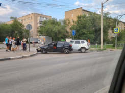 В Волжском у остановки «Стимул» произошла авария: информация от очевидцев