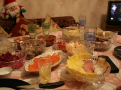 В Волжском Новый год встречали с «полусладким» и колбасой купленной в Москве