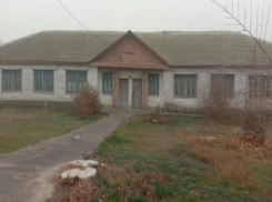 Здание поликлиники на Зеленом приходит в запустение