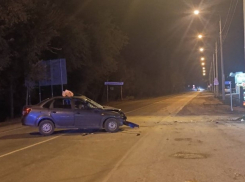 Водитель «Лада» съехал с дороги и врезался в столб под Волжским