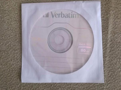 Странные диски в белых конвертах разбрасывают в почтовые ящики жителей Волжского