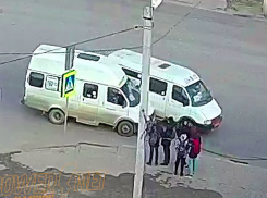 Две маршрутки не поделили остановку в Волжском