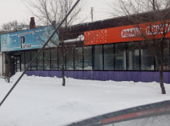 Ритуальные услуги и пицца через стенку: странное соседство шокирует волжан