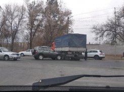 Пожилая автоледи попала в больницу после столкновения с «КАМАЗом» в Волжском
