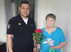Из Казахстана в Волжский: сотрудники полиции помогли пенсионерке получить вид на жительство