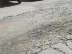 Волжанин снял на видео ужасно разбитую дорогу на улице Дружбы