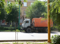 В Волжском чистят улицы «Вихрем»