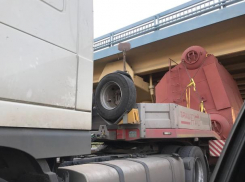 Под новым мостом через Ахтубу застрял непонятный объект