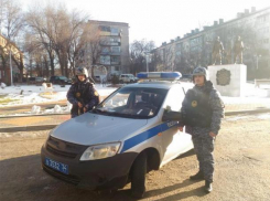 Росгвардейцы вывели 11 человек из горящего дома