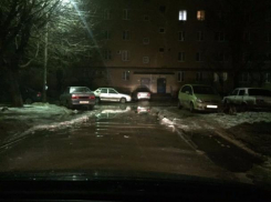 Тающий снег и лед превратились в непроходимые лужи во дворах Волжского