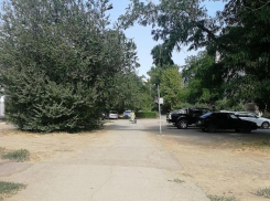 В Волжском школьникам приходится ходить в школу по проезжей части