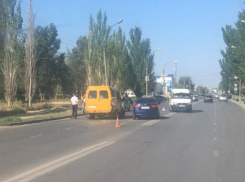 В Волжском маршрутка врезалась в Hyundai Elantra на Оломоуцкой