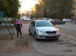 «Яжцарь» припарковал иномарку у детской качели в Волжском