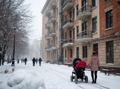 В Волжском мать с младенцем чудом избежали трагедии — ледяная глыба упала с 5 этажа рядом с коляской
