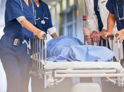 Женщина оказалась под колесами автомобиля