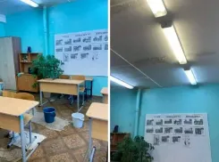 Во время уроков с потолка льется вода, а собирают ее в ведра: в Волжском протекло здание одной из школ