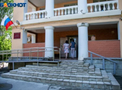 Младший инспектор предстал перед судом за взятки в Волгограде