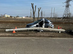 Машина намоталась на столб из-за ошибки водителя в Волжском