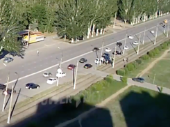Автомобилист устроил ДТП со стоявшими в аварии машинами в Волжском