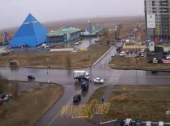 В Волжском рядом с Аквапарком столкнулись легковушка и грузовик