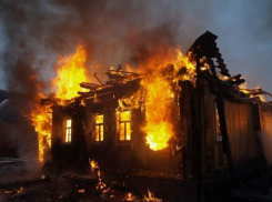Яркое пламя объяло частный дом в Краснослободске