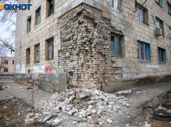 В Волжском жителей аварийного общежития переселяют во временные дома 