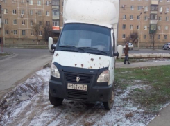 Автохам «облюбовал» зеленную зону в центре двора в Волжском