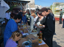 В колонии Волжского заключенные читали рэп и ели шашлык 