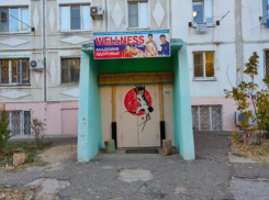В Волжском разыскивается женщина, укравшая деньги в спорт-клубе: видео