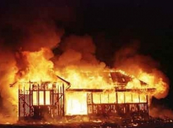 При пожаре в частном доме под Волгоградом заживо сгорели два человека