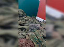 В Волжском гадают, как куча военной формы оказалась на свалке в СНТ «Цветущий сад»