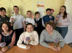 Цветы из пряжи связали мамам юные волжане