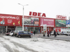 Волжанка попала под колеса авто на парковке
