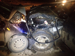 В Волжском при лобовом столкновении двух ВАЗов 20-летняя девушка скончалась на месте ДТП