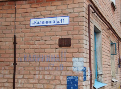 Аварийный дом стал местом выездного собрания депутатов