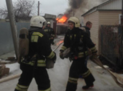 В рабочем поселке в Волжском горит жилой дом