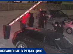 «Ловкость рук и никакой логики»: в Волжском молодые люди предпочли сломать шлагбаум, чем сделать два шага в сторону по пешеходной дорожке