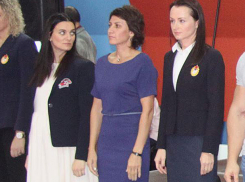 Елена Исинбаева впервые показала округлившийся животик на мероприятии в Волжском 