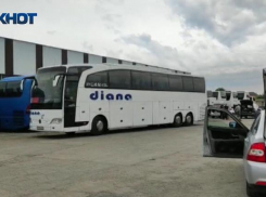 В Волжском у перевозчика «Диана тур» изъяли все автобусы за долги: ВИДЕО