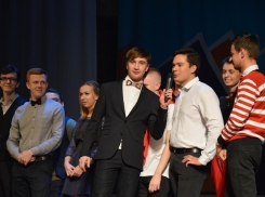 Во время второго полуфинала КВН-щики вели расследование и объясняли, чем отличается джинн от Зелибобы