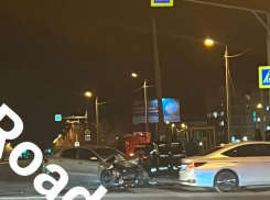 4 человека пострадали в страшной аварии на перекрестке в Волжском