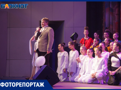 В Волжском в честь дня рождения ЦКиИ «Октябрь» прошел грандиозный концерт: ФОТО