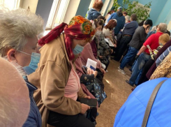 «Будто в поликлинике заболеть нельзя»: волжане стоят часами в очереди на прививку от COVID-19