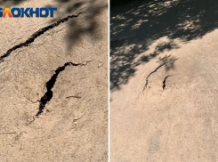 В Волжском после прорыва трубы начал проваливаться асфальт: видео