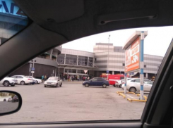 В Волжском из торгового центра эвакуировали людей