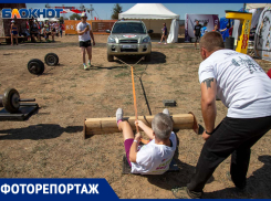 Тянули машины, стояли на гвоздях и ковали монеты: как развлекали гостей на Ultra 100