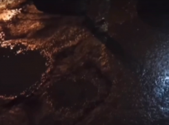 Огромные ямы с водой мешают заносить пациентов в больницу в Волжском: видео